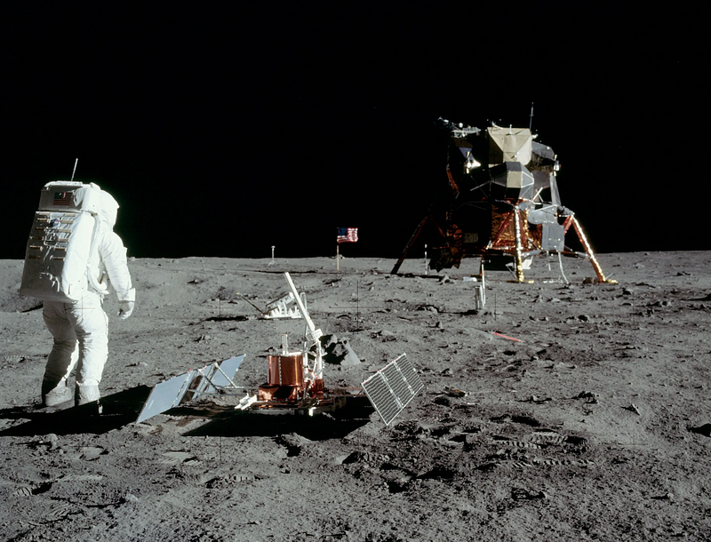 Apollo seismometer placement on the Moon